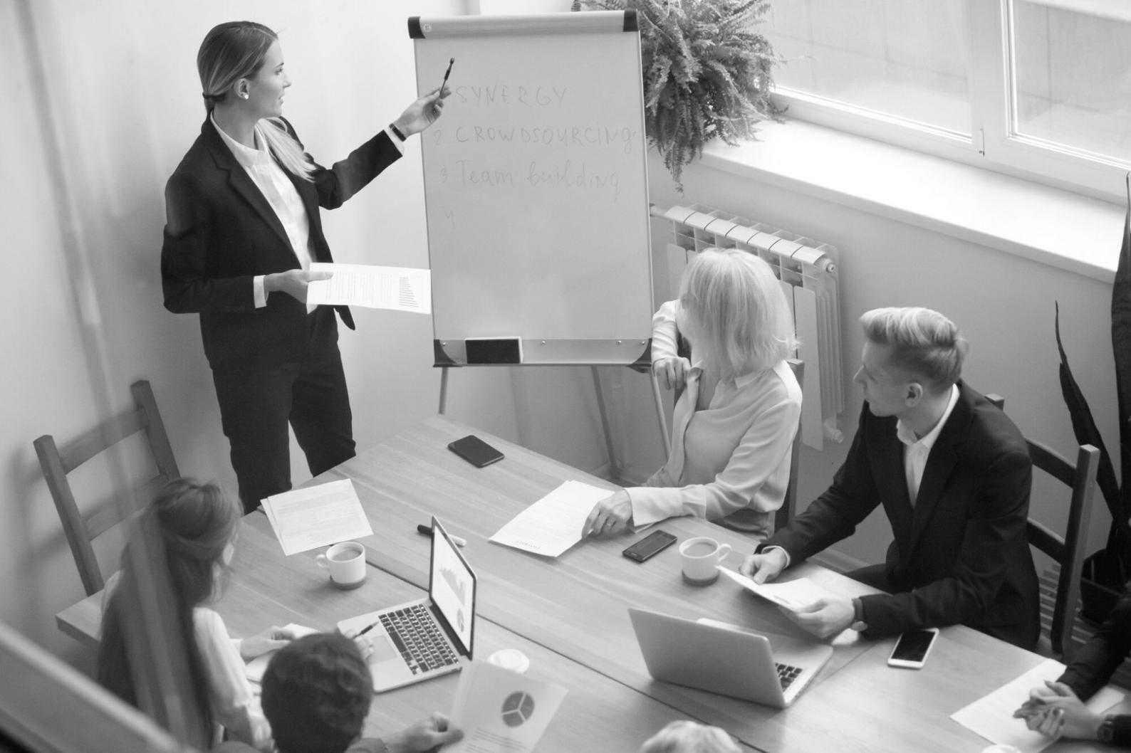Gruppe von Menschen beim gemeinsamen Lernen und Diskutieren über Finanzthemen